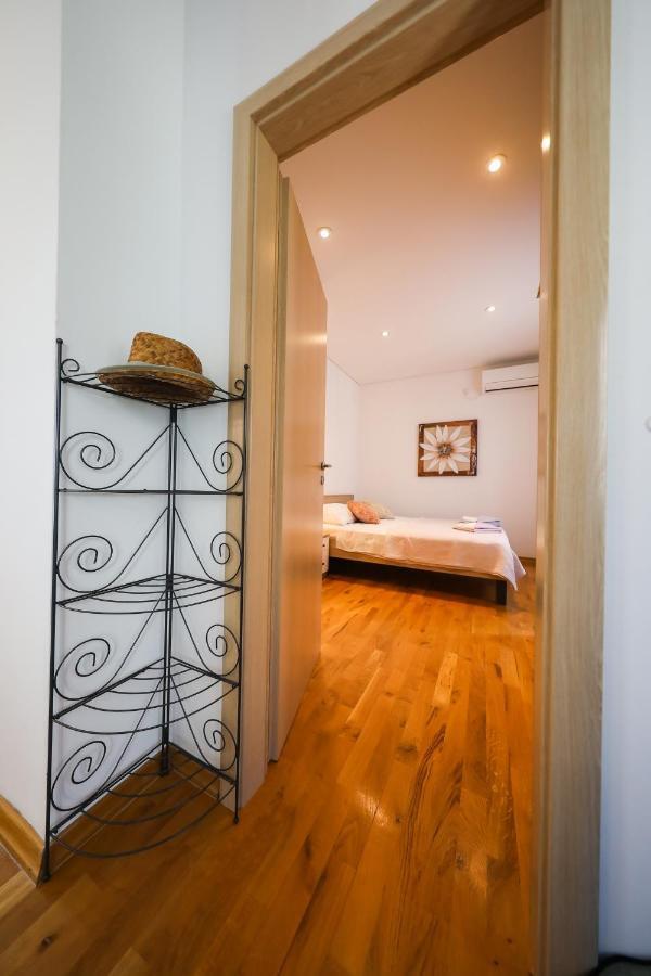 Apartment Milka With Sea View Tisno Exterior foto